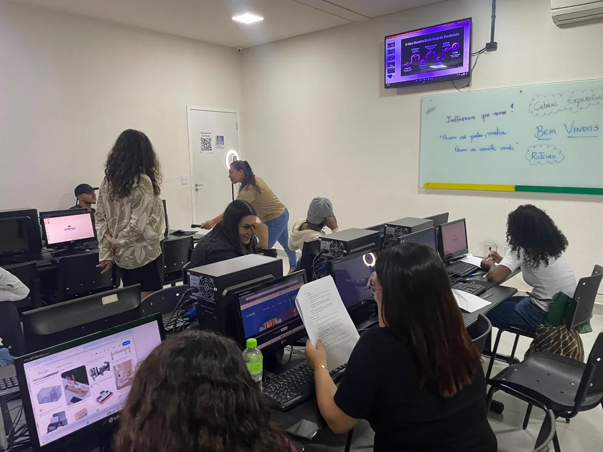 Turma acompanhando a aula no laboratório