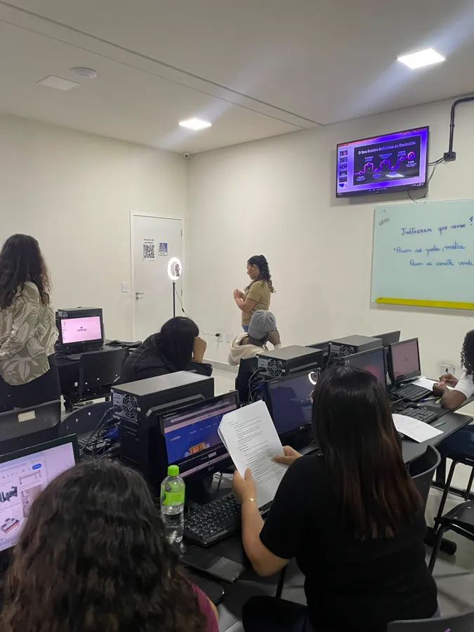 Professora orientando a turma no laboratório