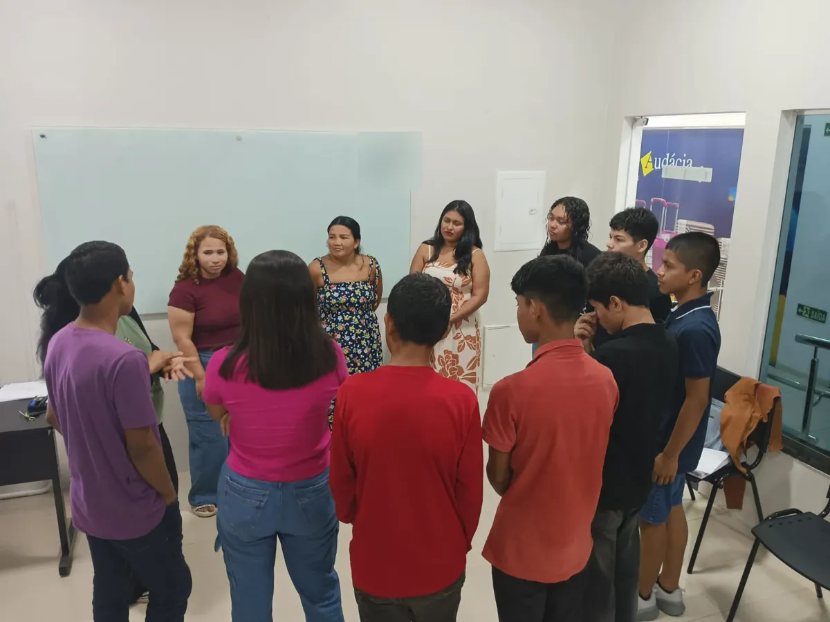 Turma em roda durante uma dinâmica em sala
