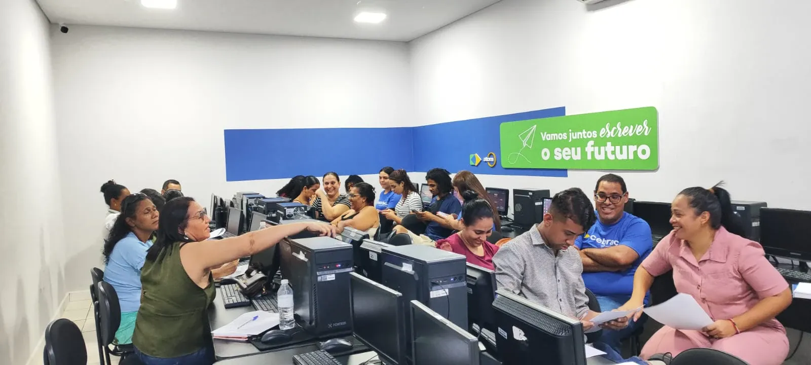 Alunos sorrindo durante a atividade no laboratório