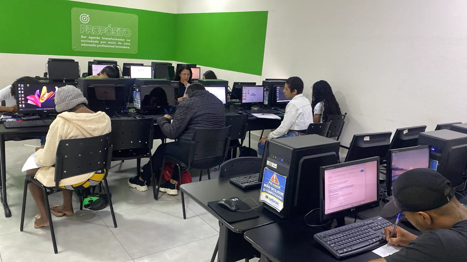 Laboratório da unidade com alunos nos computadores