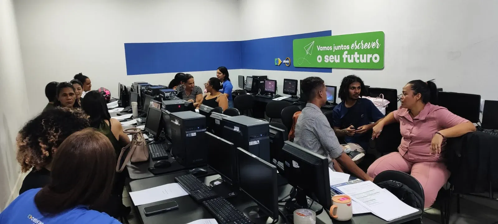 Turma conversando no laboratório de informática