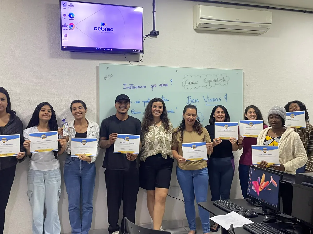 Turma com os certificados no laboratório