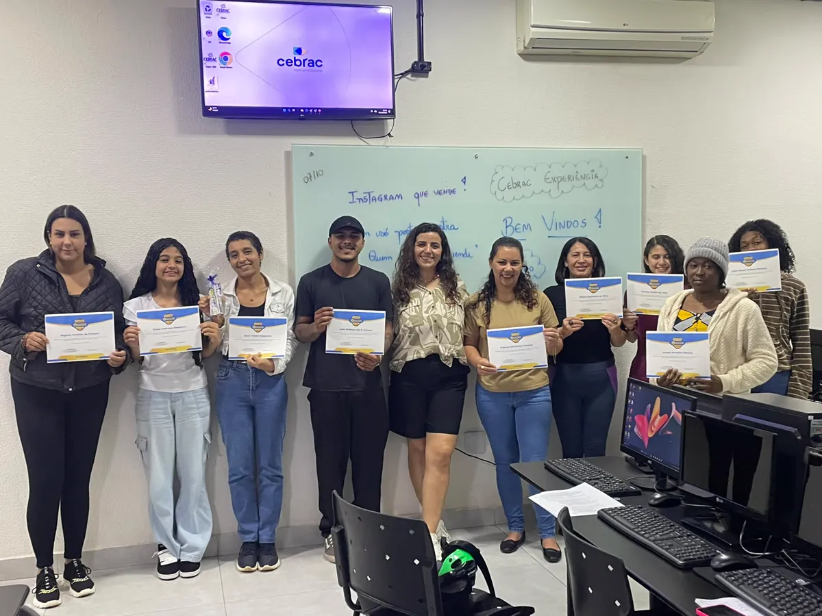 Turma reunida com os certificados