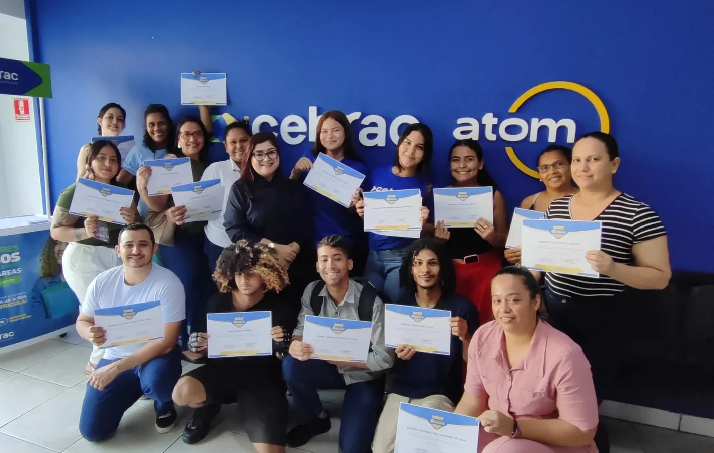 Turma reunida com os certificados em frente à parede da CEBRAC e Atom